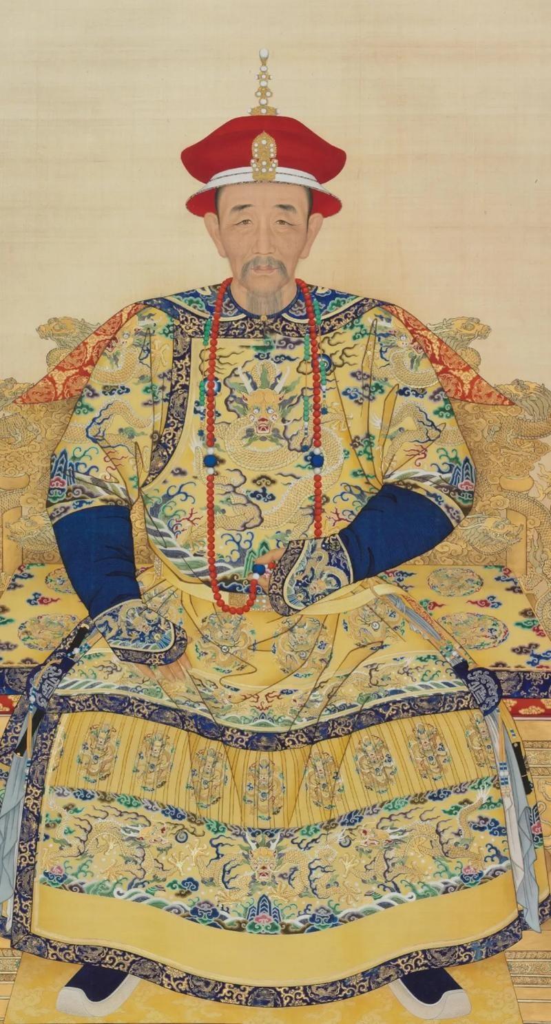 康熙设宴，发现一位将军偷偷打包菜肴，正欲发作，李光地却小声说："皇上，他家中有位