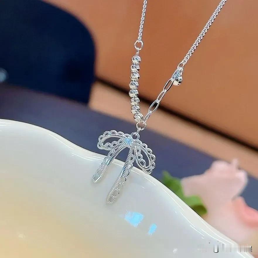 一种女人无所事事，而且又馋又懒，就指望着换老公、换情人生活，一个女人连自己