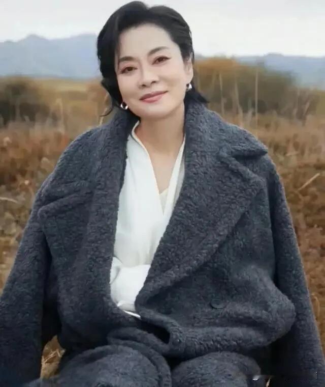 毛阿敏虽不能说很漂亮，但她有气质，气场独特，在舞台上唱歌时候的形象至今令人难忘，