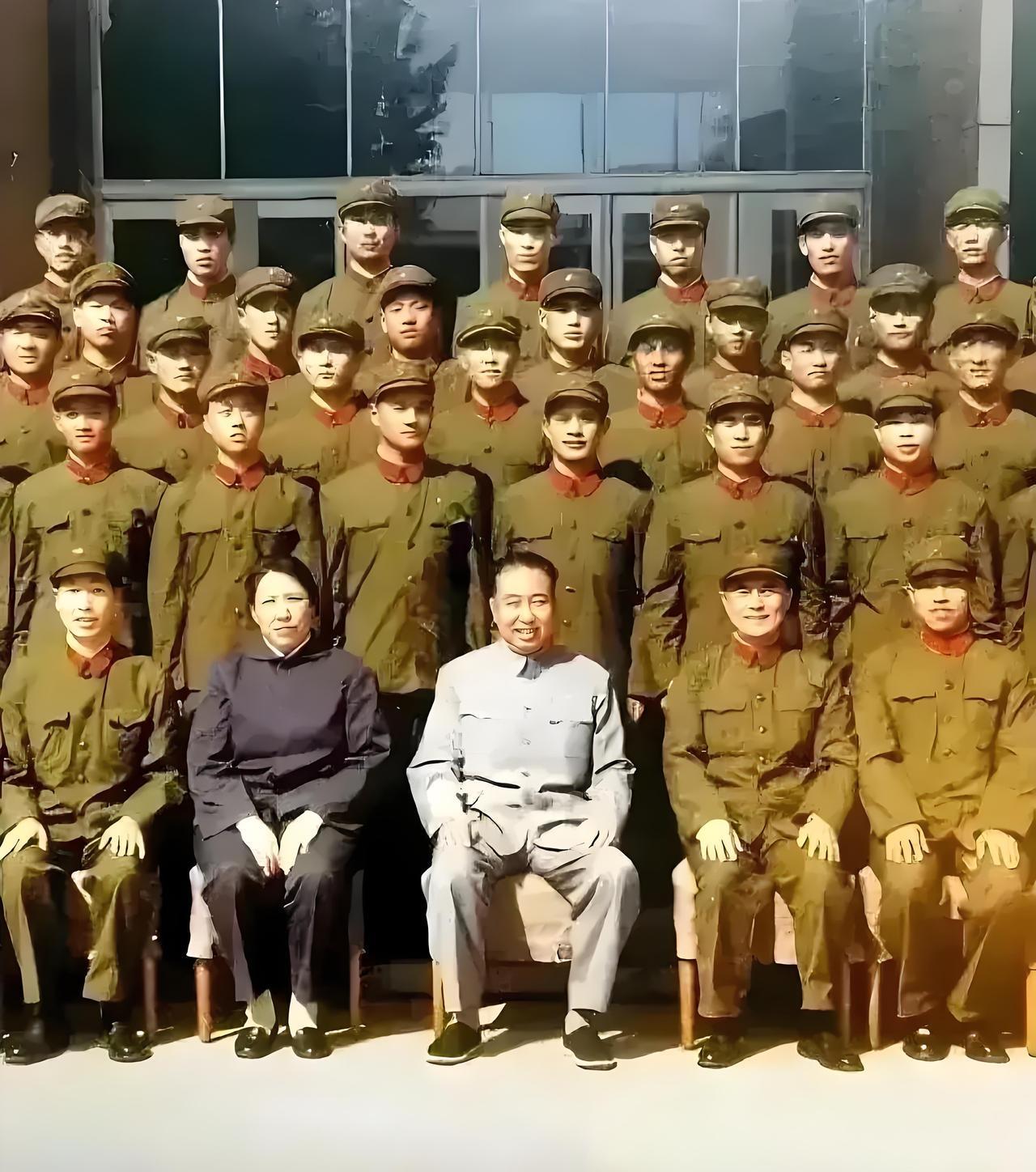 这是华国锋主席和夫人与警卫人员合影老照片。除了华主席夫妇外，警卫人员个个长相端正