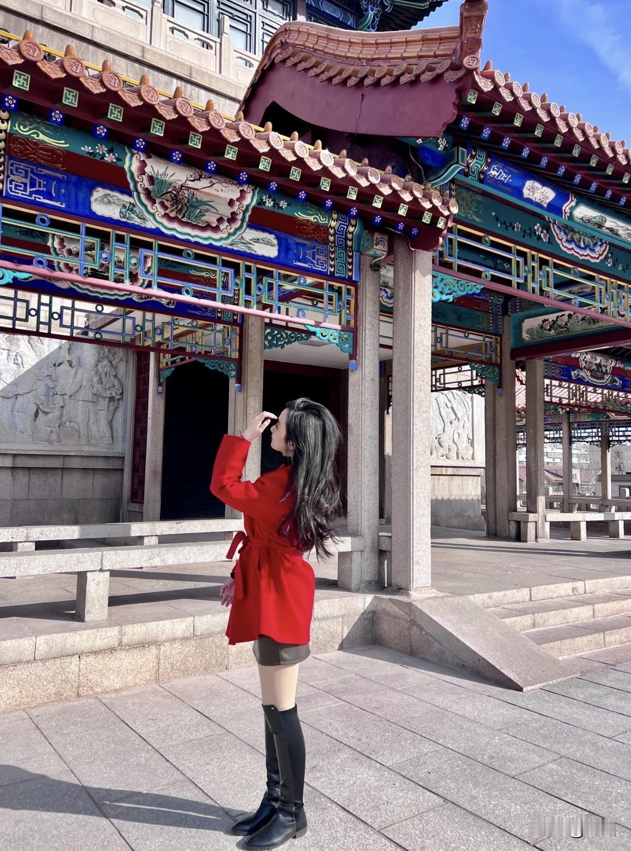 短裙长筒靴,可爱吗?短裙长筒靴若颜色搭配协调，会增加可爱感。