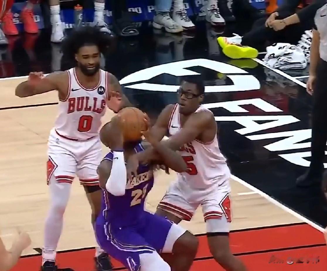 恐怖的冲击力！科比怀特谈詹姆斯：“勒布朗的冲击力太恐怖了。”“当他冲进篮