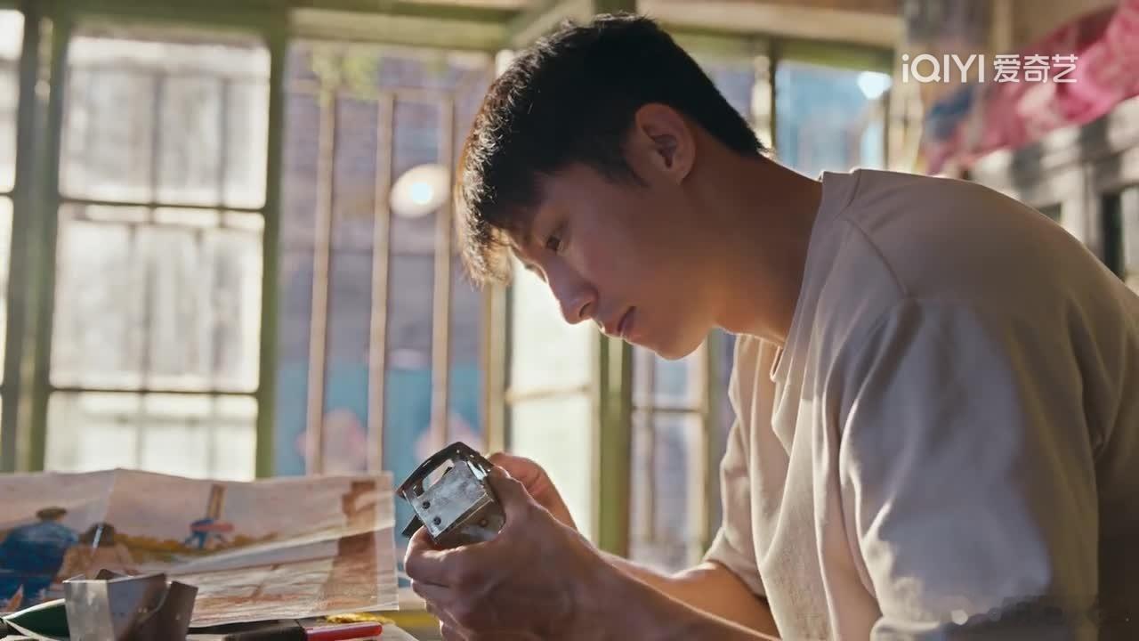 电视剧岁月有情时黄景瑜张小满第13集，张小满太可怜了，在学校里认真学，回家还琢