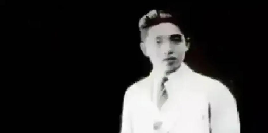 1934年，唐生明理发时看修甲女工长得漂亮，就随手掐了她脸颊一下，怎料店家借机讹