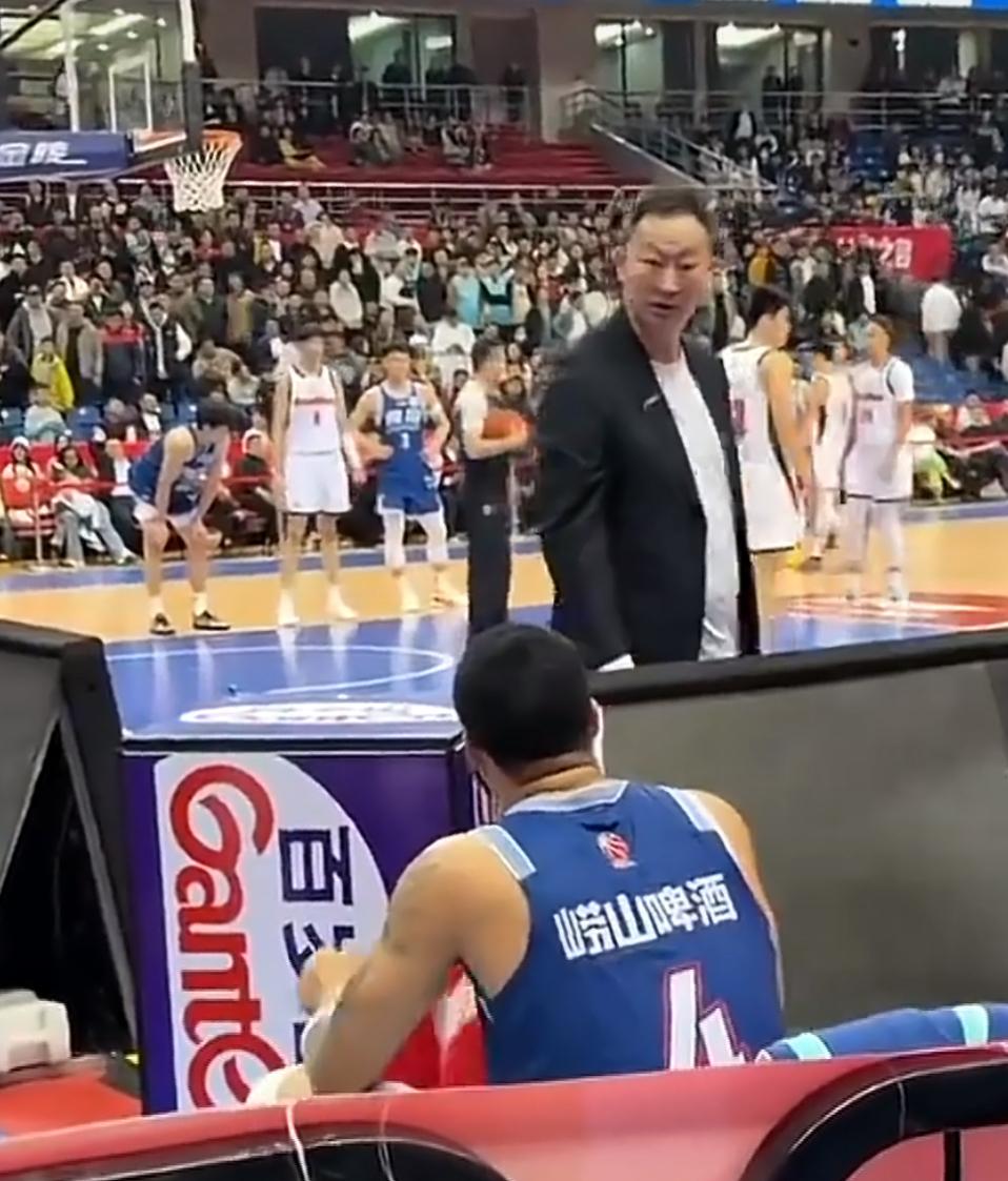 外援韦瑟斯庞在最后2.7秒前被换下并遭主教练刘维伟场边怒骂，这中间到底发生了什么