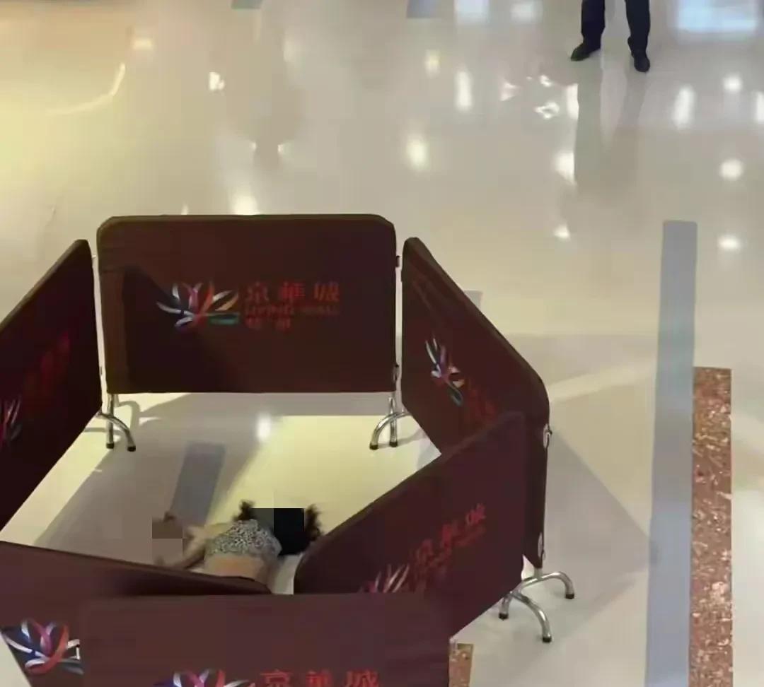 扬州姑娘与男友因一杯奶茶发生争吵，没想到她一时冲动从四楼跳下，悲剧现场，女孩不幸