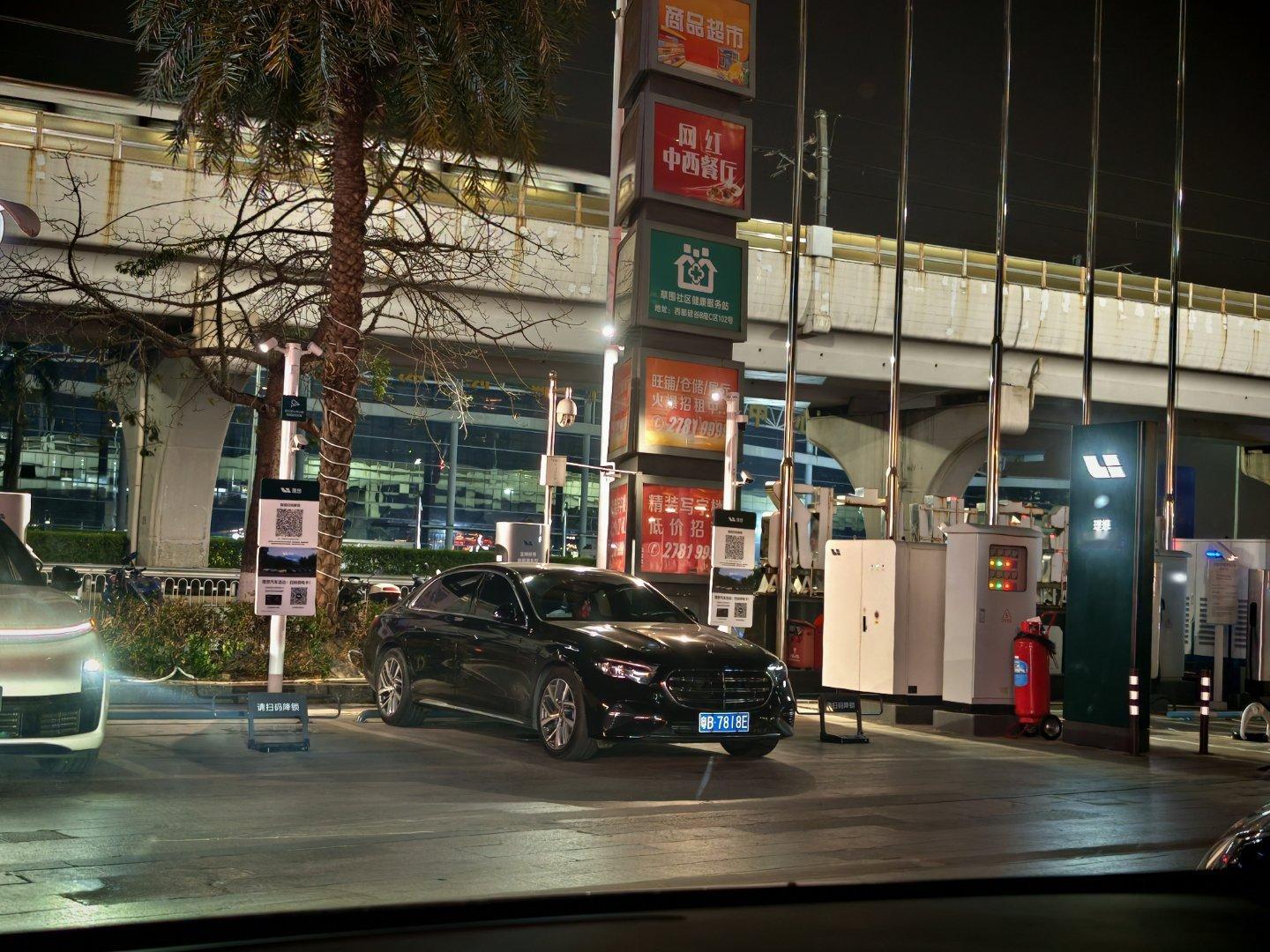 我很好奇这种人，是怎么好意思停在充电车位上的？周围有很多空车位不停？而且这个理想