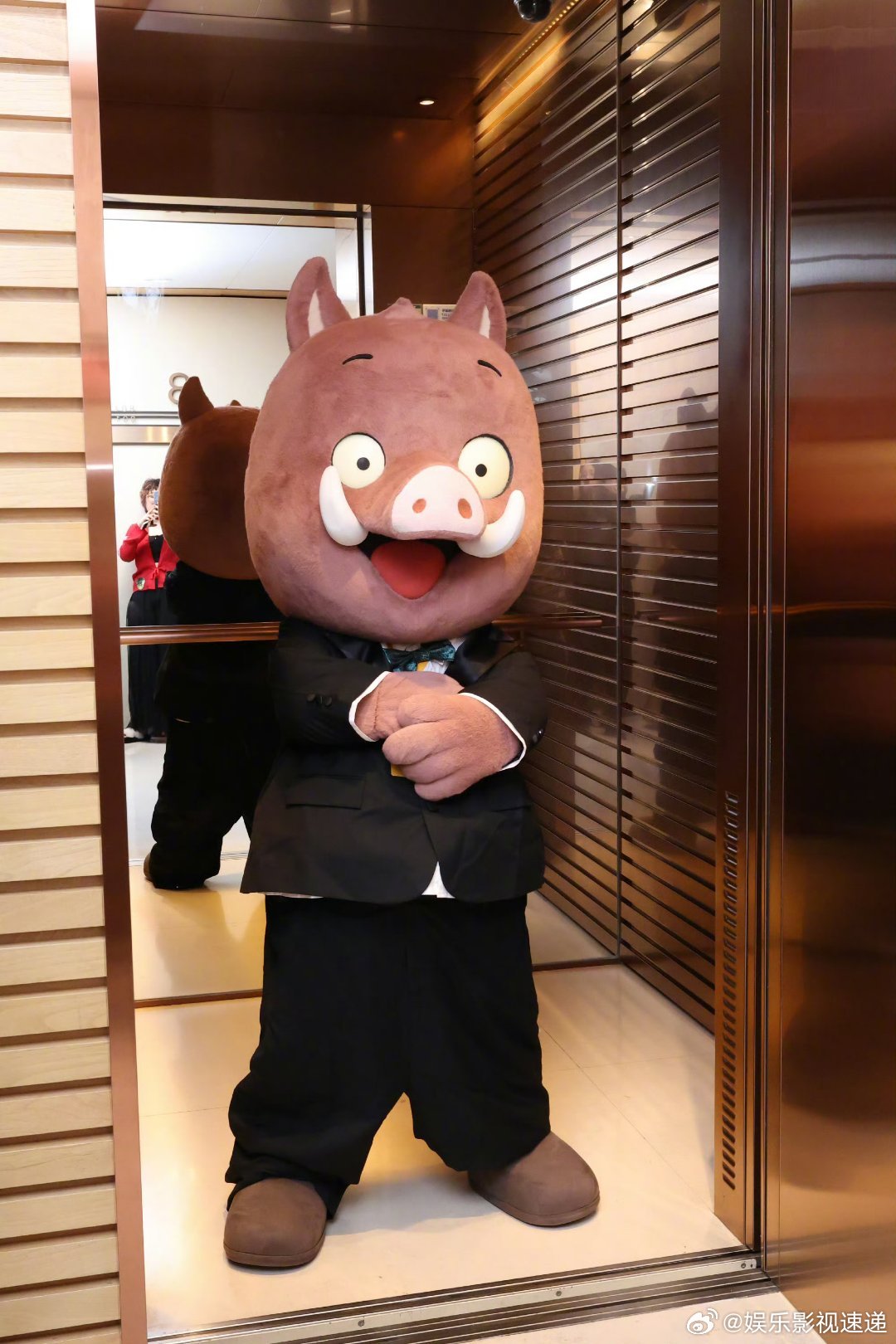 小妖怪也要打卡上班小猪妖把工卡塞进兜里，拍了拍胸脯说"Q3的KPI，我就不信完