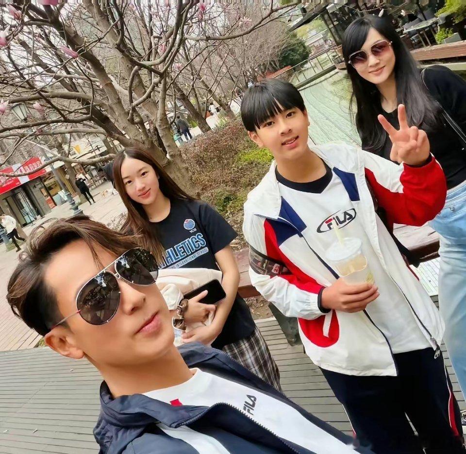 吴尊回文莱为父亲过大寿，吴爸爸穿粉色T恤拍照，一双大耳朵看起来非常有福气，老爷子