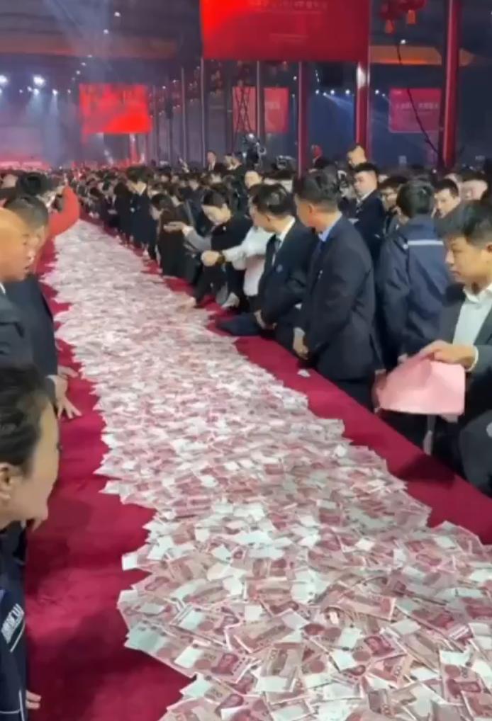 一段河南矿用起重机集团2026年年终活动的爆红视频。视频中，董事长崔培军将400