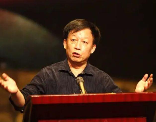 2015年，冯小刚和张国立提议继续使用繁体字代替简体字，结果易中天反问道：“乱竈