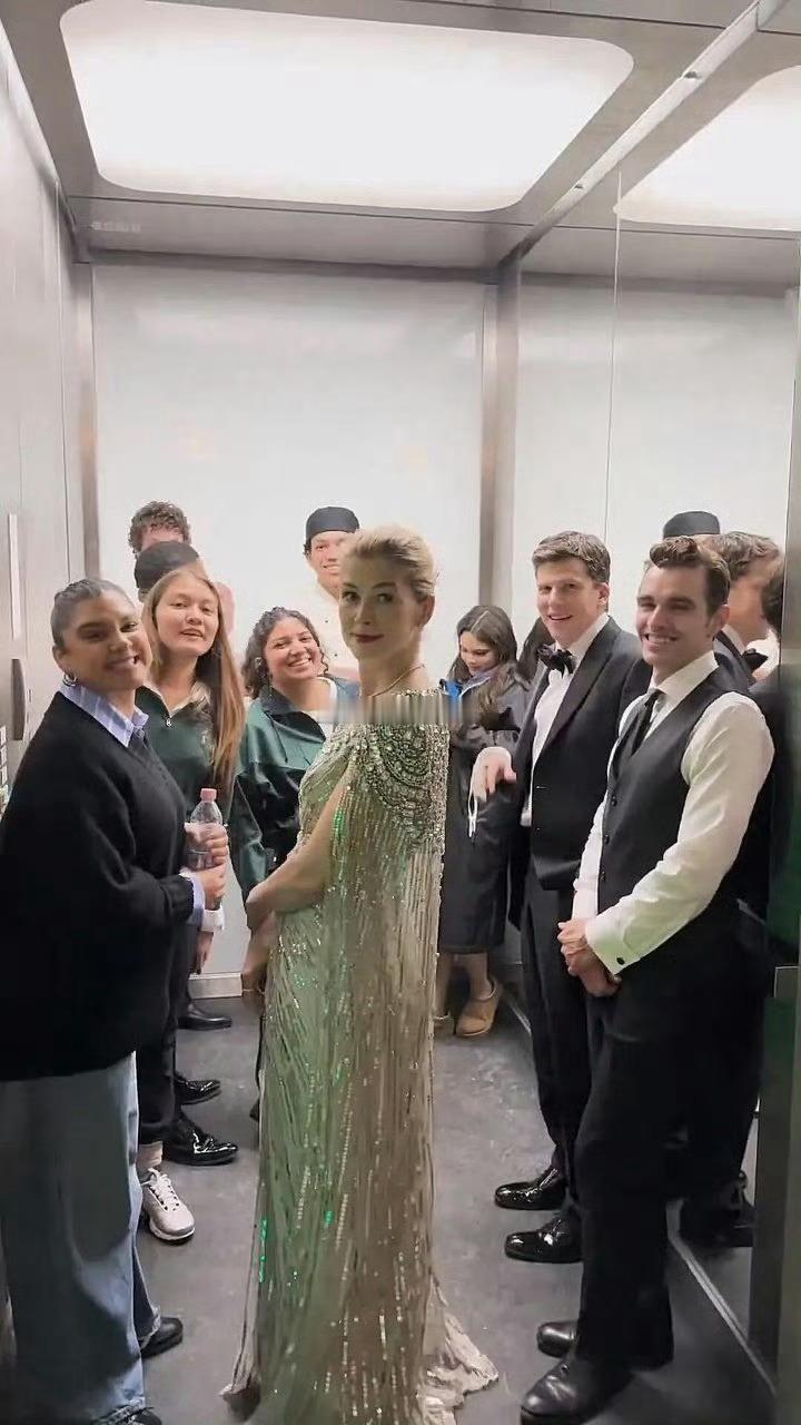 裴淳华在《惊天魔盗团3》里简直是行走的优雅教科书！46岁演女反派却美到让人原谅一