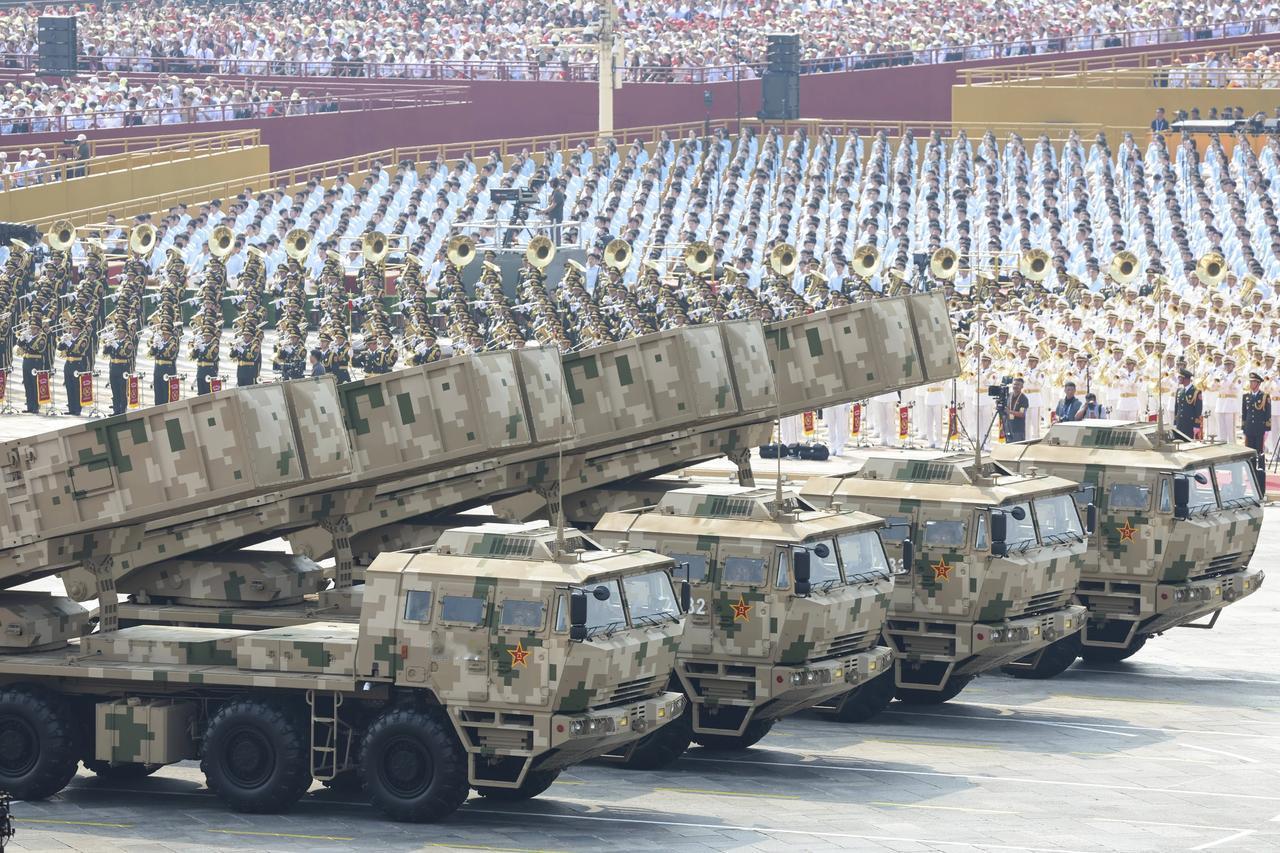 在九三大阅兵仪式上，PHL-191远程火箭炮首次公开展示了远程大口径火箭弹。