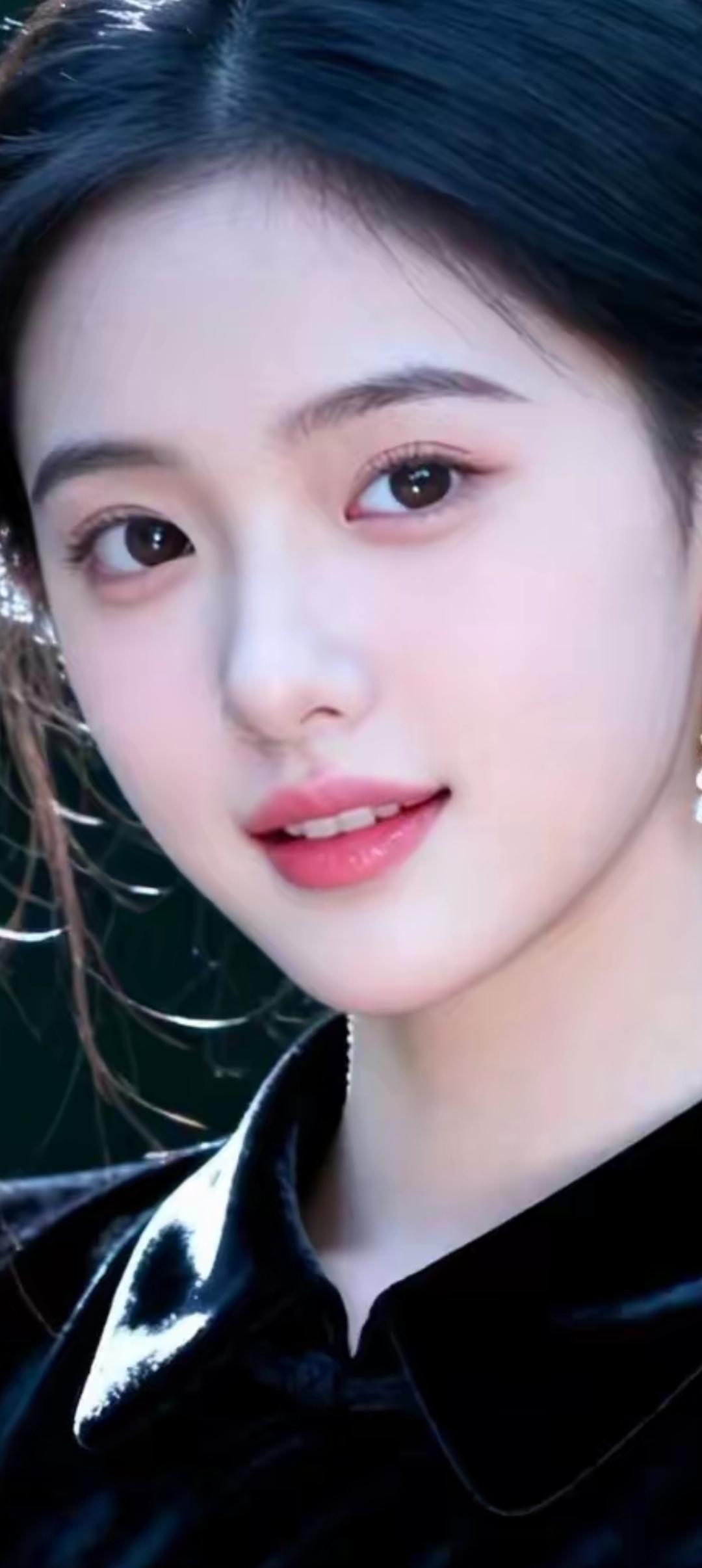 温柔甜美的笑容，黑发红唇，优雅动人