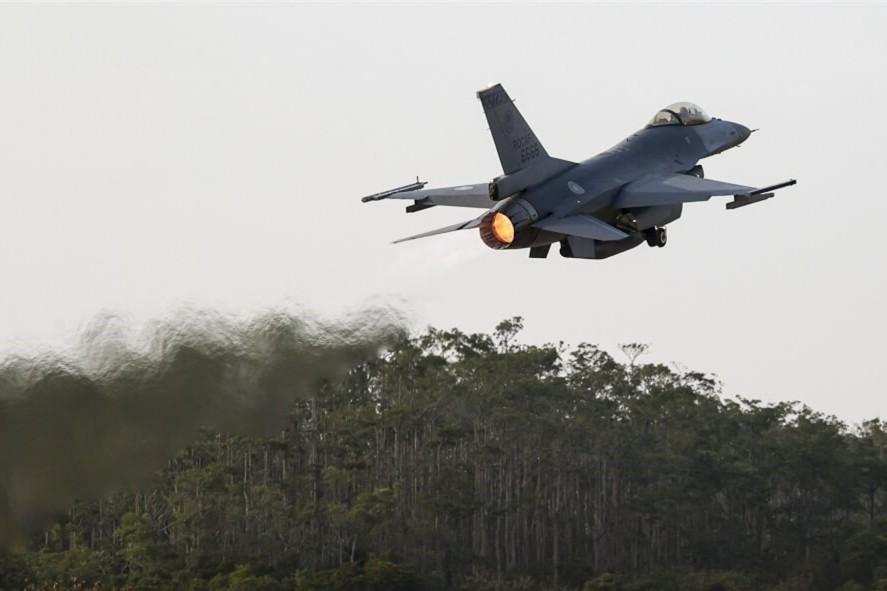 美国首批F-16V已踏上赴台路程，国防部警告话音刚落，中国反制王牌即刻揭晓：若美