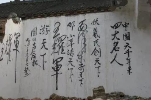 1965年，河南杞县的一个小村庄，18岁的王耀军正坐在昏暗的煤油灯下，埋头苦读。