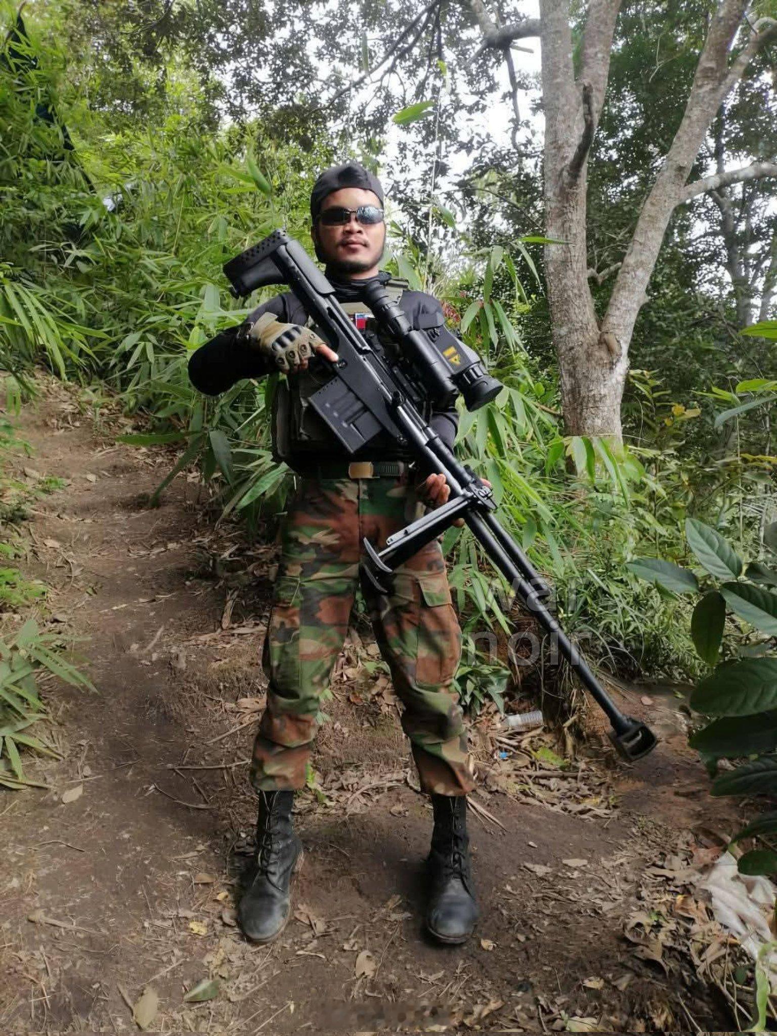 泰柬冲突一名柬埔寨皇家陆军士兵发布了一张照片，照片中他手持一支非常罕见的狙击步枪