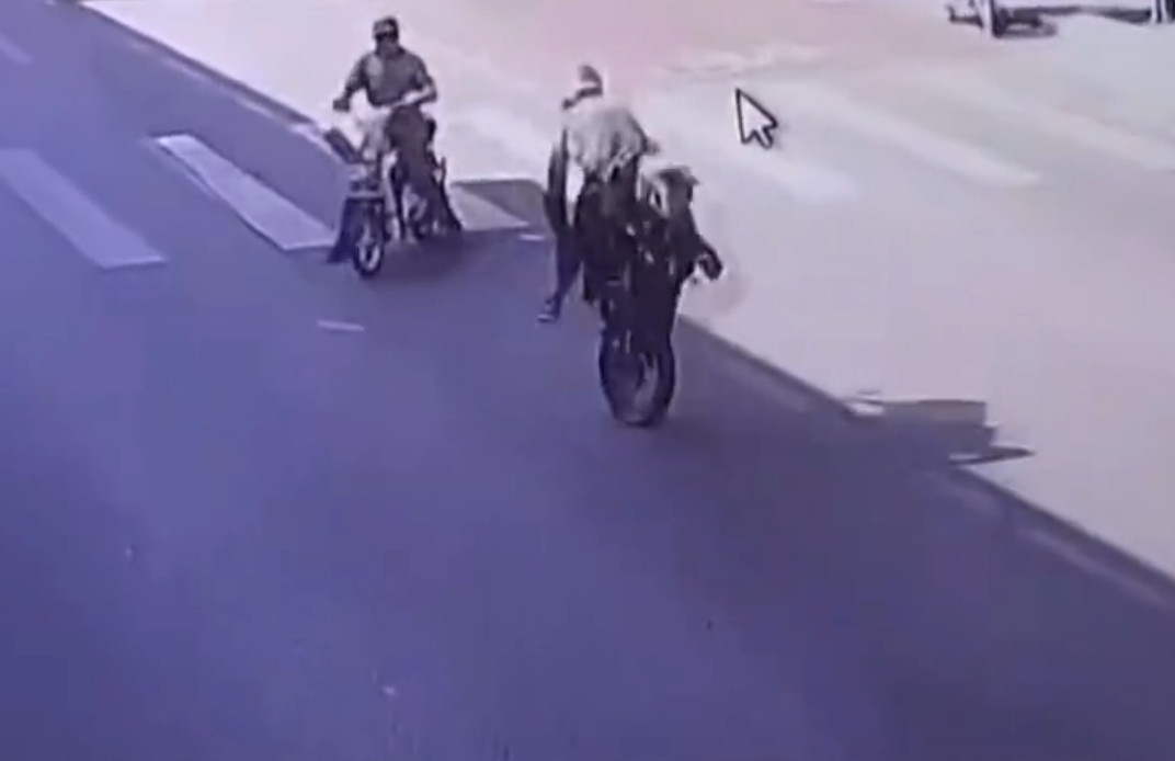 电动车逆行还闯红灯，几乎把所有违法buff叠满了。摩托车是正常行驶，却要承担50