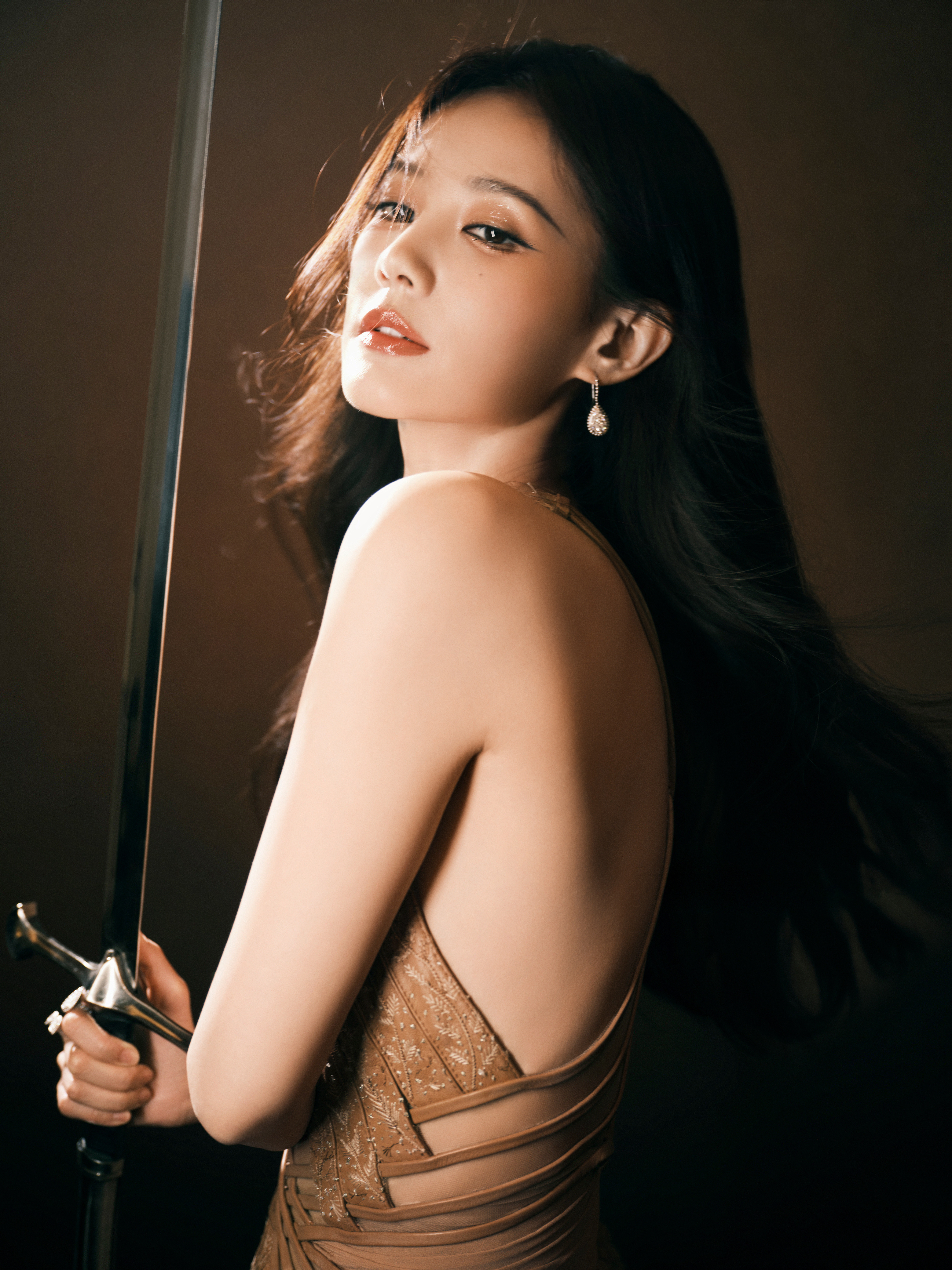 李一桐天选种田文女主一桐棕色编制挂脖露背高开叉礼服大长腿黑色一字带高跟鞋