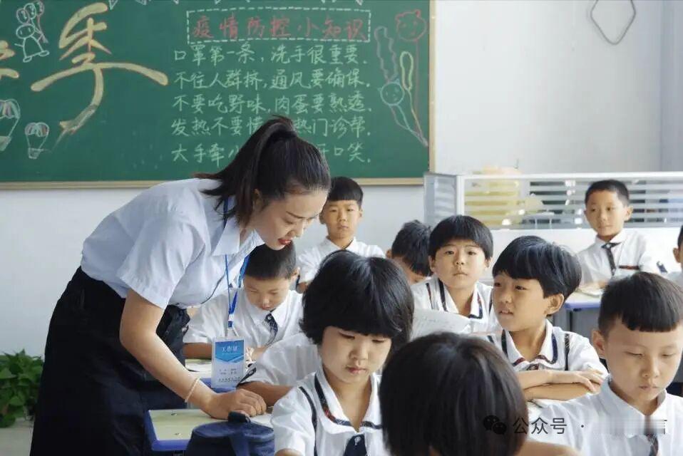 一家长吐槽，现在老师太不负责任，只盯着成绩好的学生，学习差的完全不管。一年级孩子