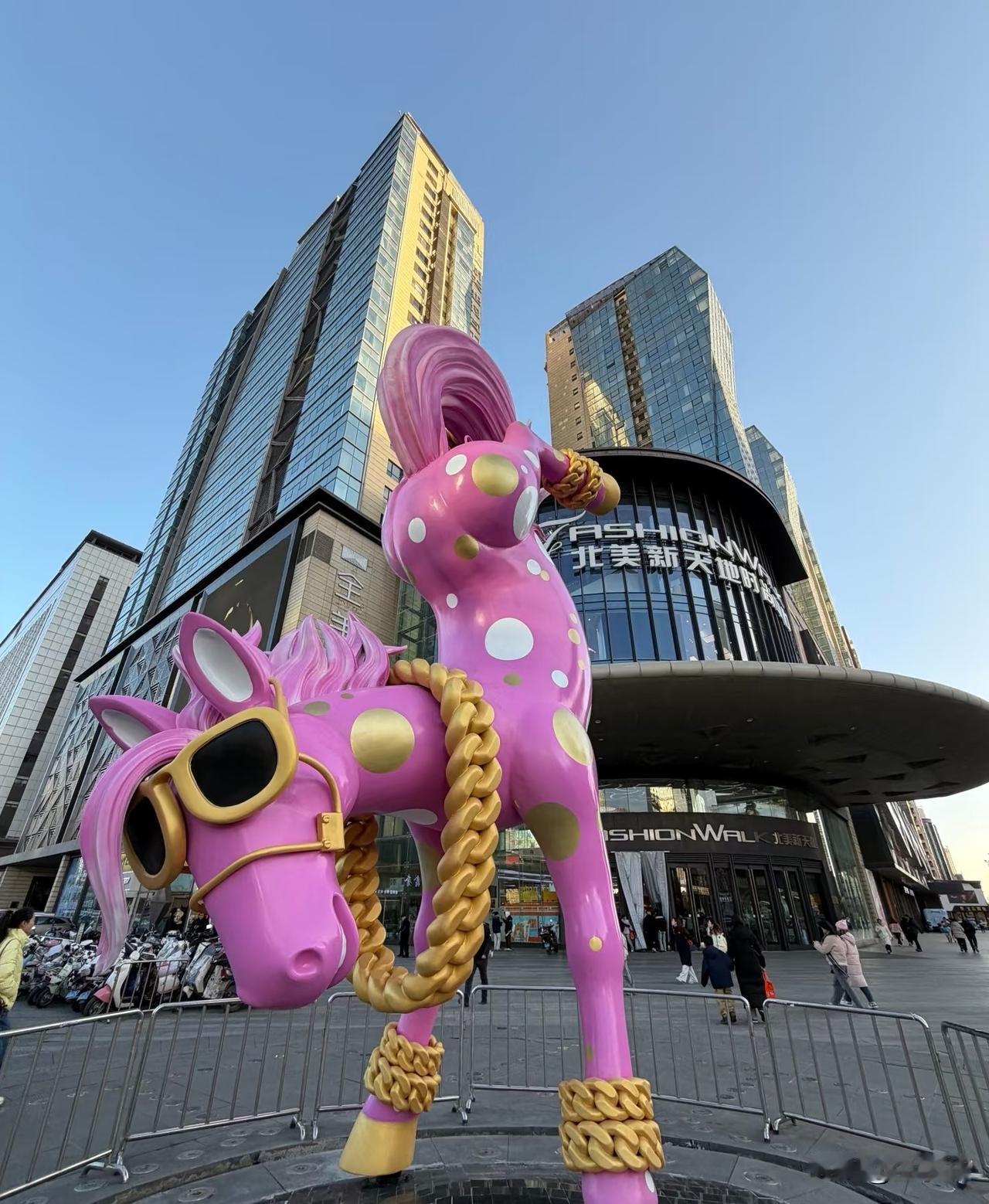 “头逆马”被连夜拆除，给所有商场老板提了个醒，你可以盖雕塑，但一定要注意当地