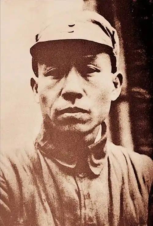 1942年，中央调刘少奇回延安，毛泽东连发三道严令：带电台、配武装、选精兵！还专