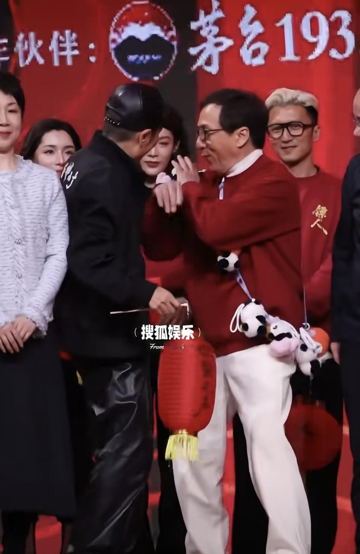 成龙和张艺谋同框，两人因为c位互相推让。要说以前，成龙还有资格和老谋子并肩而