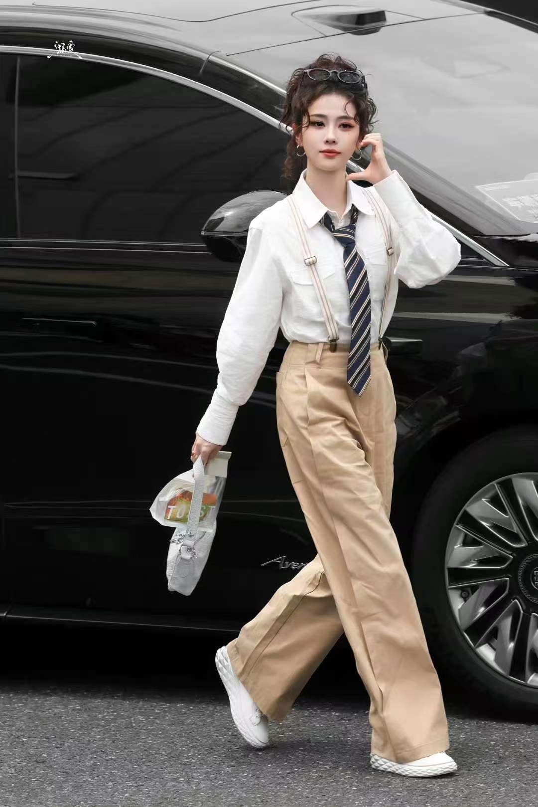 白鹿心软的饭撒神白鹿走路双手插兜奔跑吧白鹿双手插兜的走路姿势被粉丝捕捉到了，又