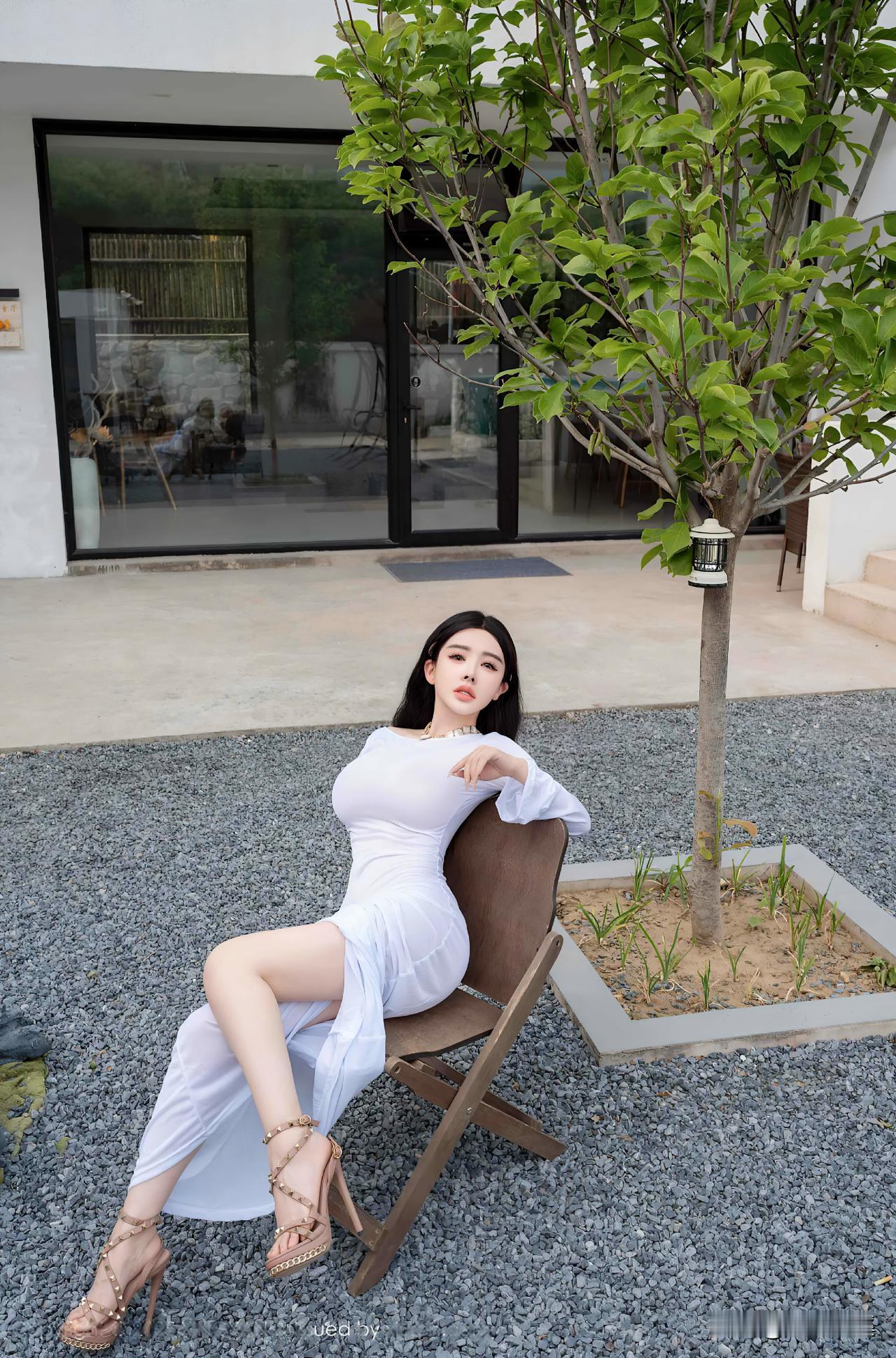 白纱透软肩颈的柔弧，腰臀的曲线裹在裙褶里，和树影浸成光的软痕