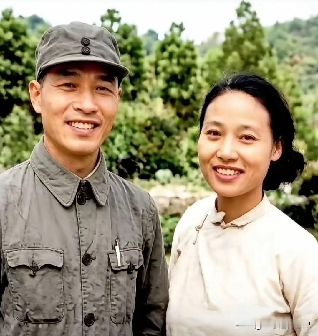 这是1944年彭雪枫将军和妻子林颖的战地合影。当时，彭雪枫身为新四军第四师师长