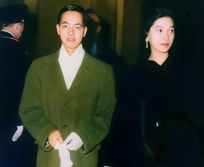 看到这张老照片时，我着实惊呆了！这才是真正的郎才女貌啊。照片定格的是1957