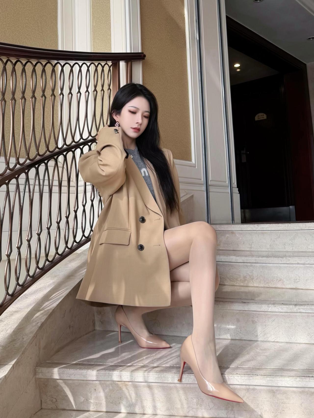 优雅都市风，米色大衣搭配高跟鞋，尽显时尚魅力！