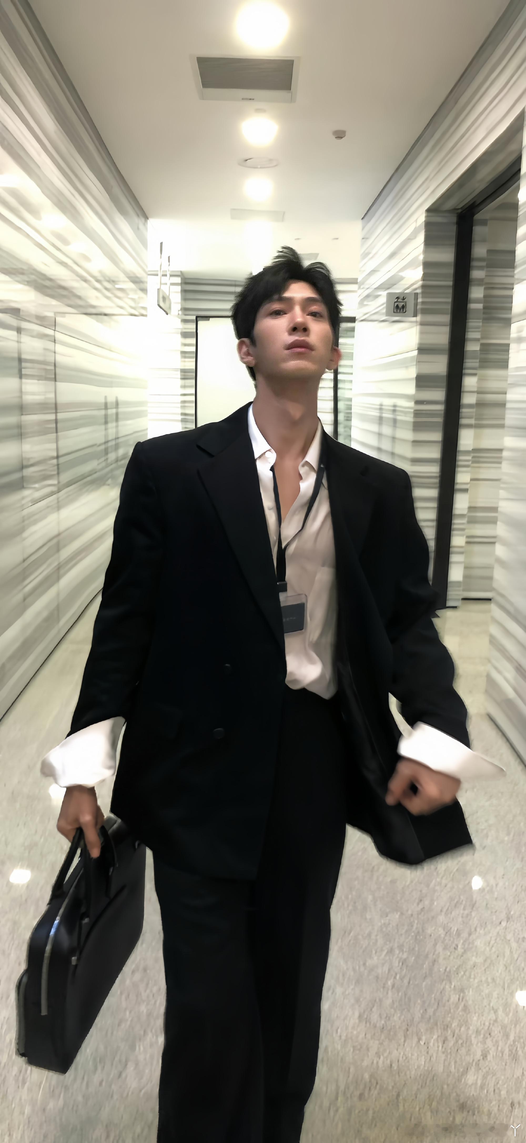 对于真正的剧粉来说，粉上井柏然就是因为他把栾念诠释得很好，我觉得他演技真的太让人惊喜了，还有后采里他
