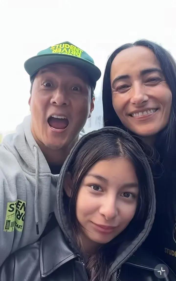 51岁吴彦祖晒全家福庆中秋，感慨岁月流逝，女儿长大了，他跟妻子变老了。曝光的照