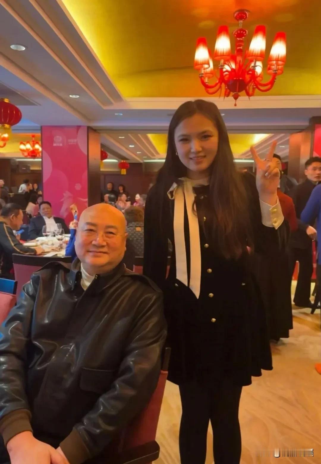 “唐僧”老了还是那么慈眉善目！迟重瑞在北京参加聚会，穿着一件黑色皮衣，气质稳重