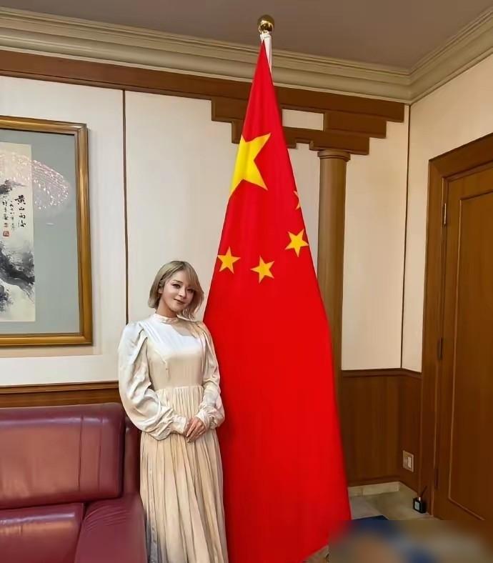 谁能想到！就在高市早苗乱说话让中日关系闹得挺僵的时候，日本歌星美依礼芽突然放了个