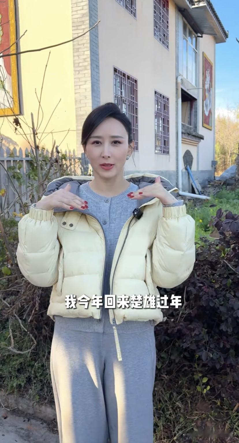 胡静回云南过年，带着老公一起品尝杀猪菜，老公表示没吃过，毕竟马来西亚没有这道菜，