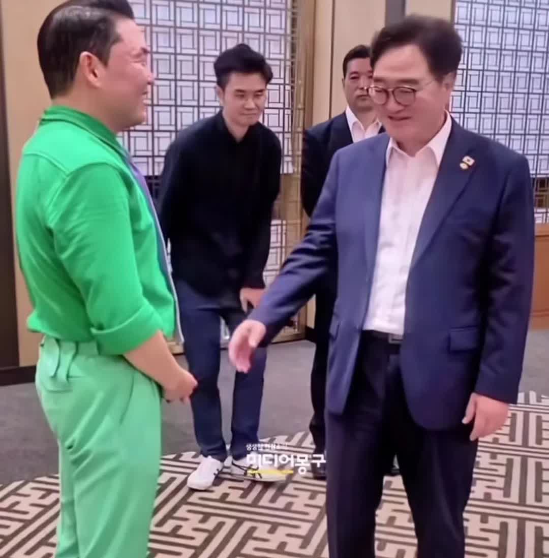 韩国国会议长禹元植接见鸟叔，鸟叔紧张的像个“新兵蛋子”，拿毛巾擦汗。禹元植这