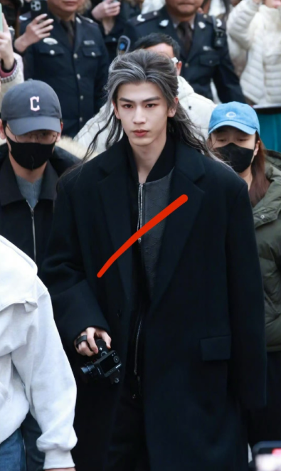 从长珩仙君到萧厉！张凌赫《归鸾》白发路透颠覆贵气标签，银发改写古装审美，糙汉枭雄