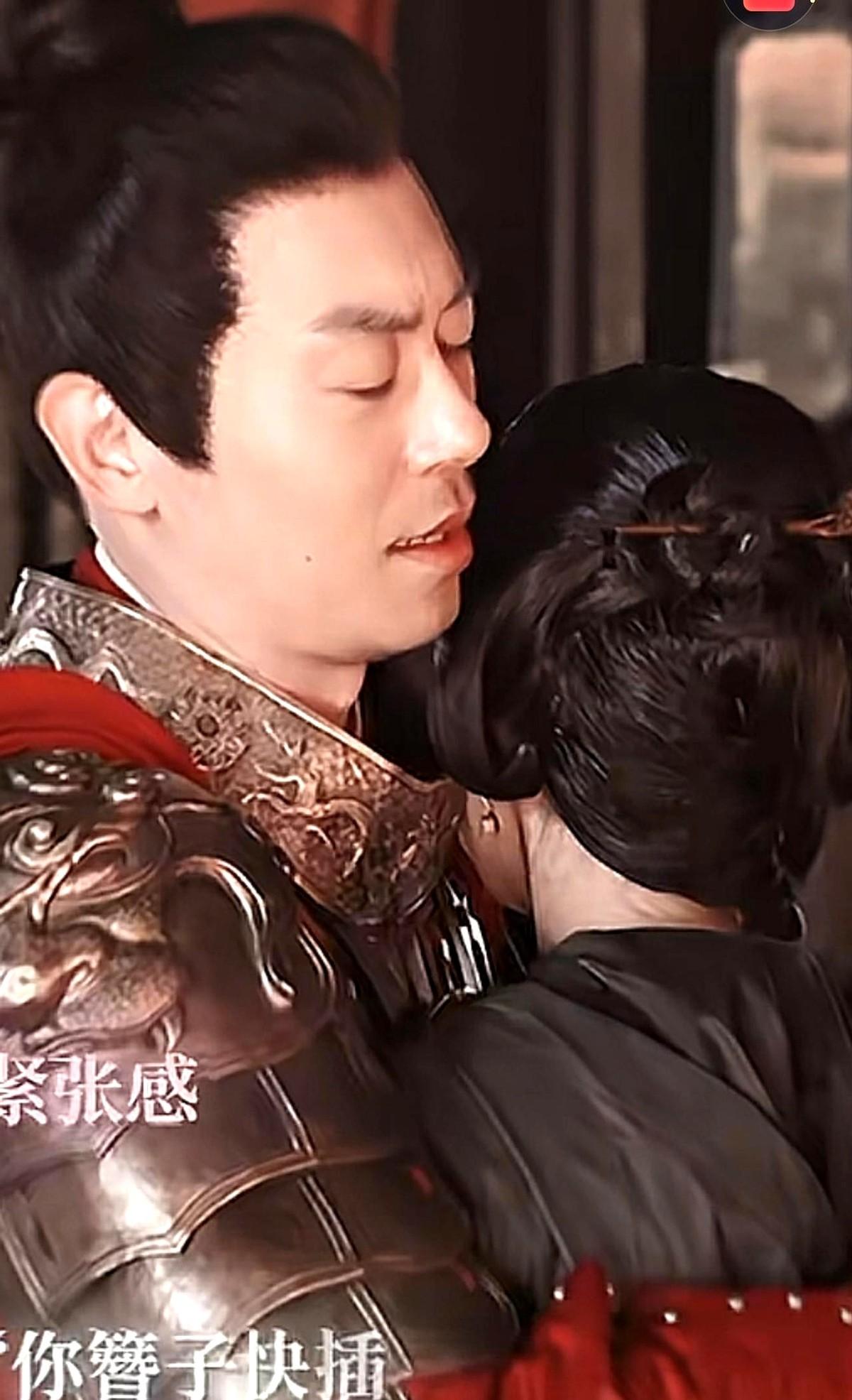 所以就有了这一句话：“你不能把我点亮了，自己一走了之”这句话像一根刺，扎