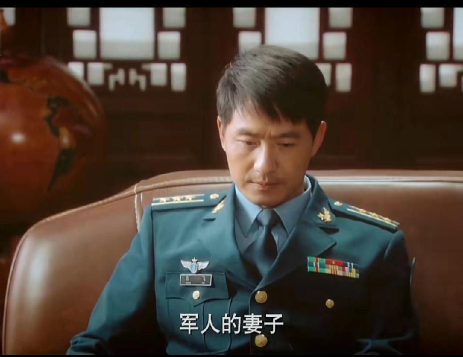 别再瞎猜了，军龄23年的副师职上校，资历章只有三排不是“异常”，而是新规。过去