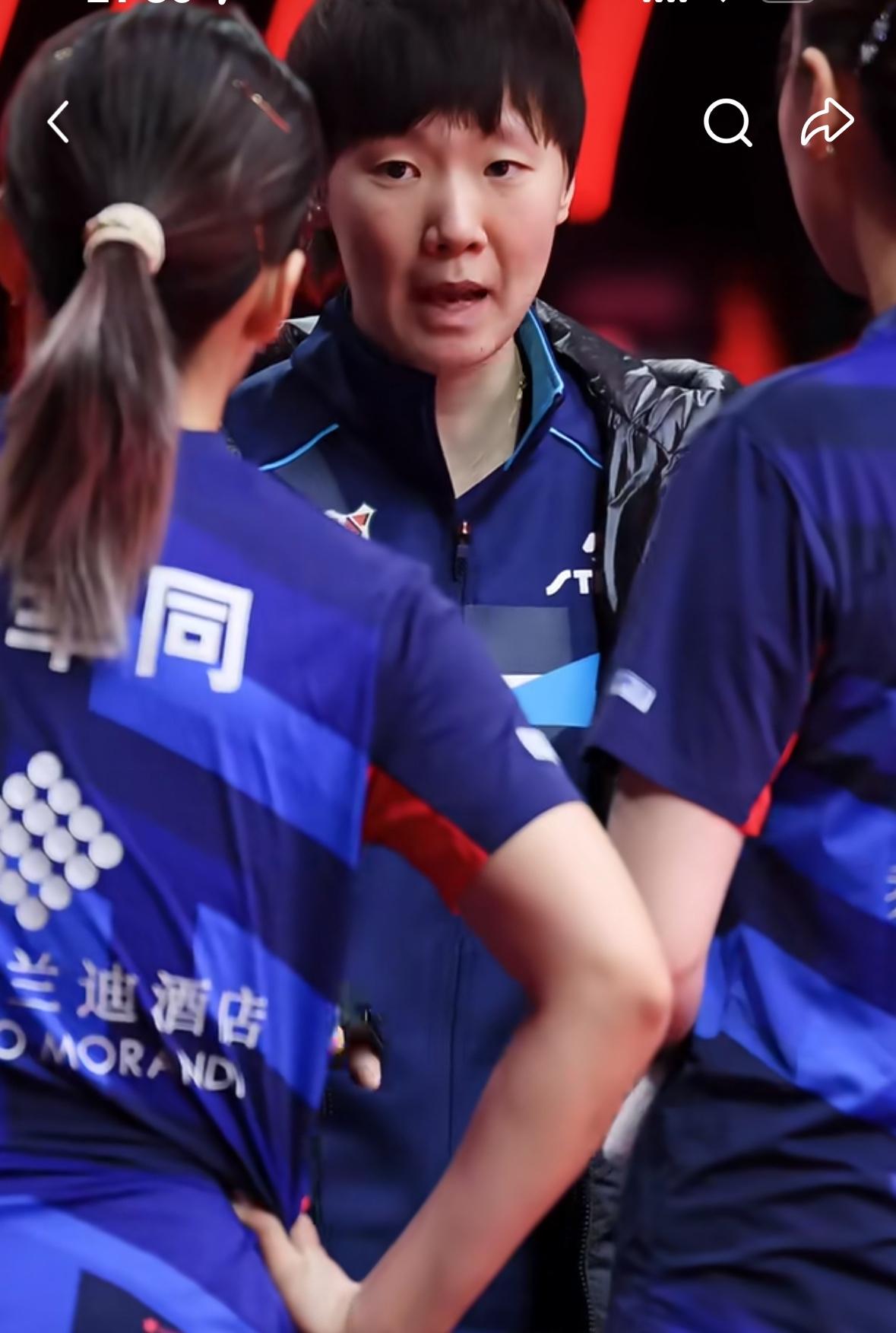 王曼昱化身王指导——场下指导队友有模有样！山东鲁能3:1华东理工，晋级乒超联