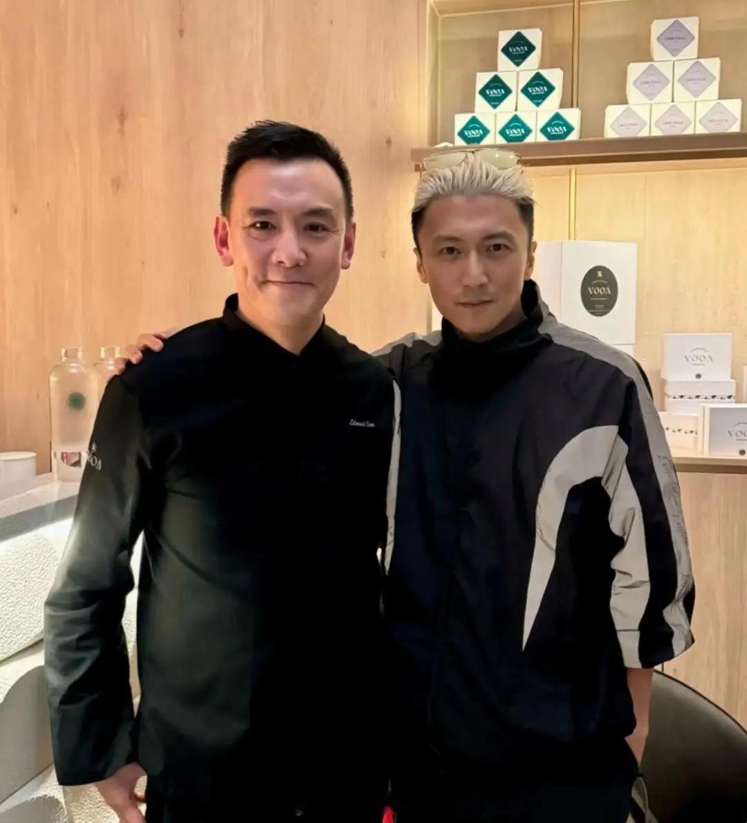 谢霆锋在香港一家餐厅吃饭被偶遇，他新染了棕色的头发，头发好多，装扮酷帅有型，身材