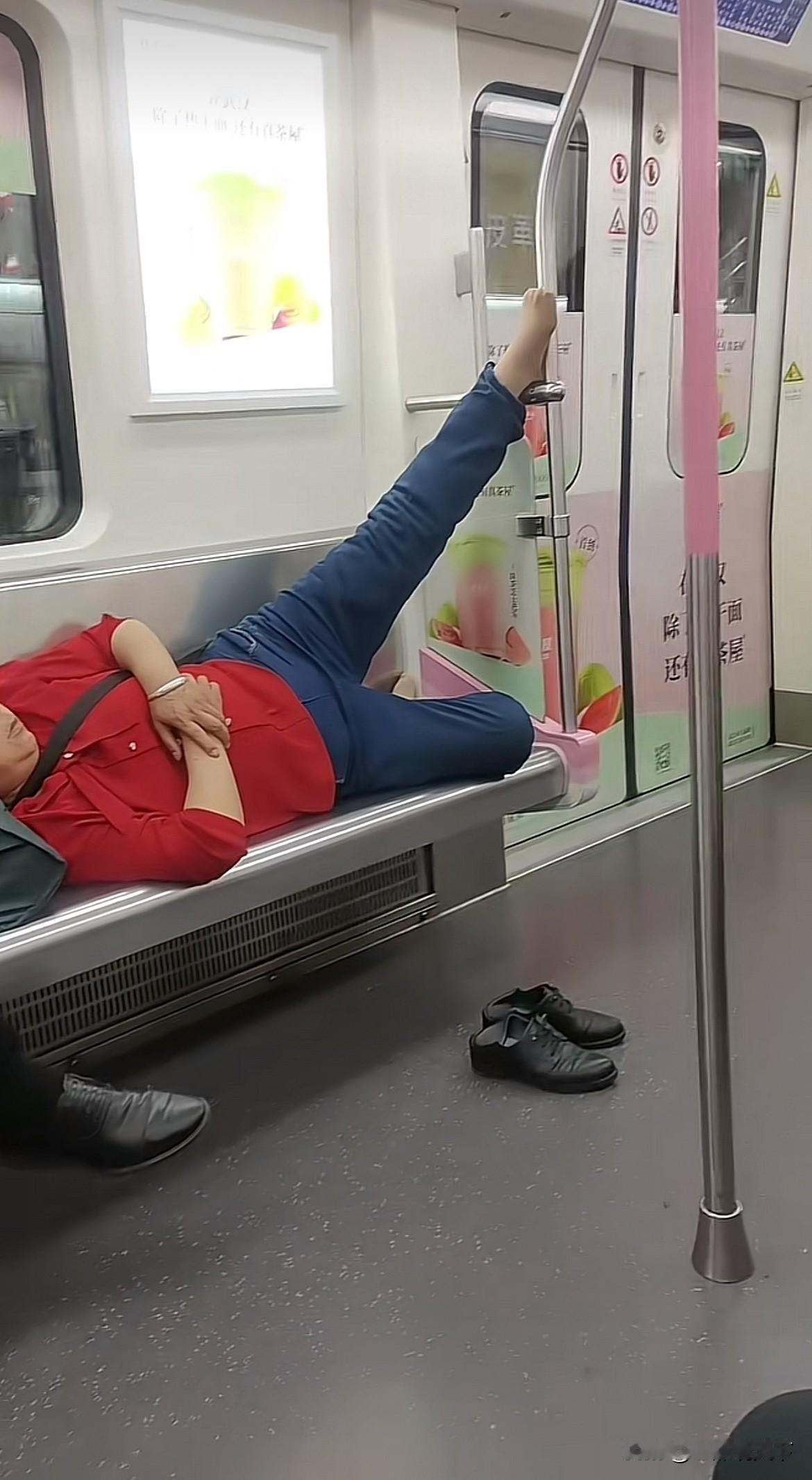 武汉地铁某号线上，看到不和谐一幕。就问这大妈，你这样，把地铁座椅当家里沙发，