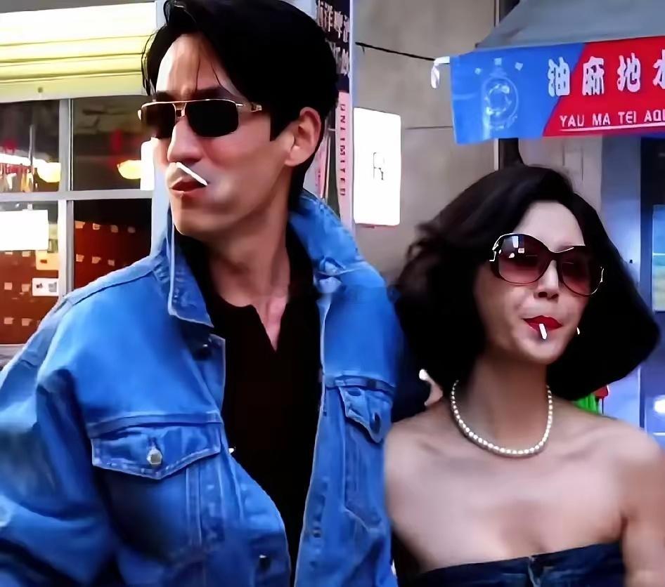 朱一龙立领牛仔衣配墨镜，卫诗雅抹胸大波浪，两人嘴里叼着棒棒糖，这画面一出来，味儿