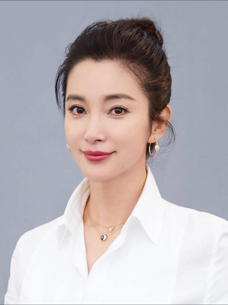 2009年，李冰冰开出12万月薪招聘保姆。其中一位应聘的保姆把菜洗了五六遍才拿给