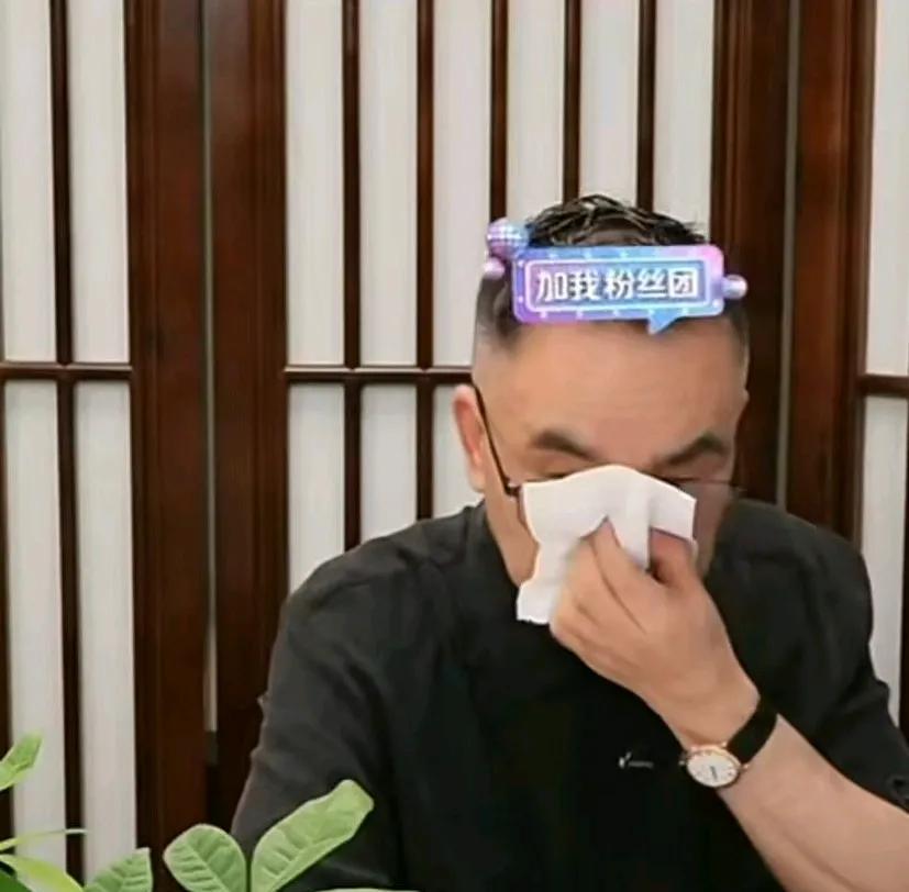 杨议开直播说老爷子走得风光没受罪，于福生等人给转来的花篮钱他都没收，俩手机里起码
