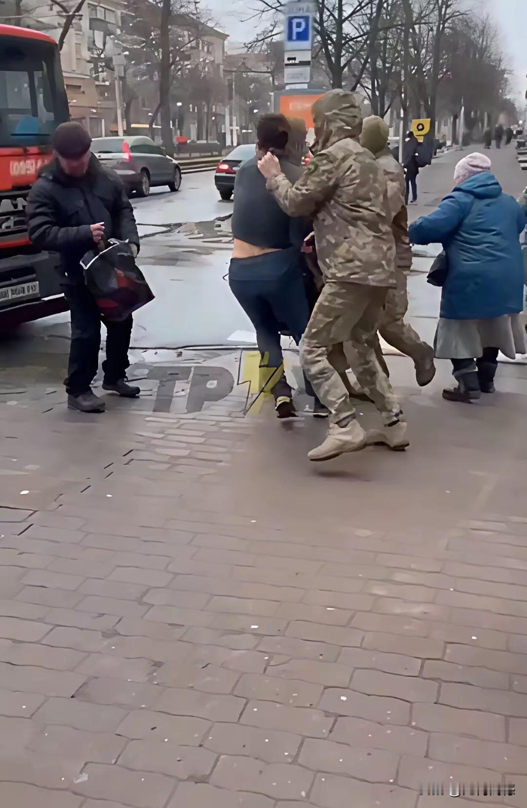 在乌克兰，年轻人一个人在街上溜达，是很危险的事情，抓壮丁抓的太厉害了，画面所显示