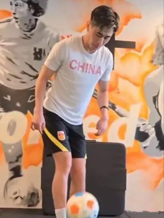 戴伟浚恢复有球训练，差点把他忘了[捂脸哭]近日，申花中场戴伟浚发布一段视频，在年
