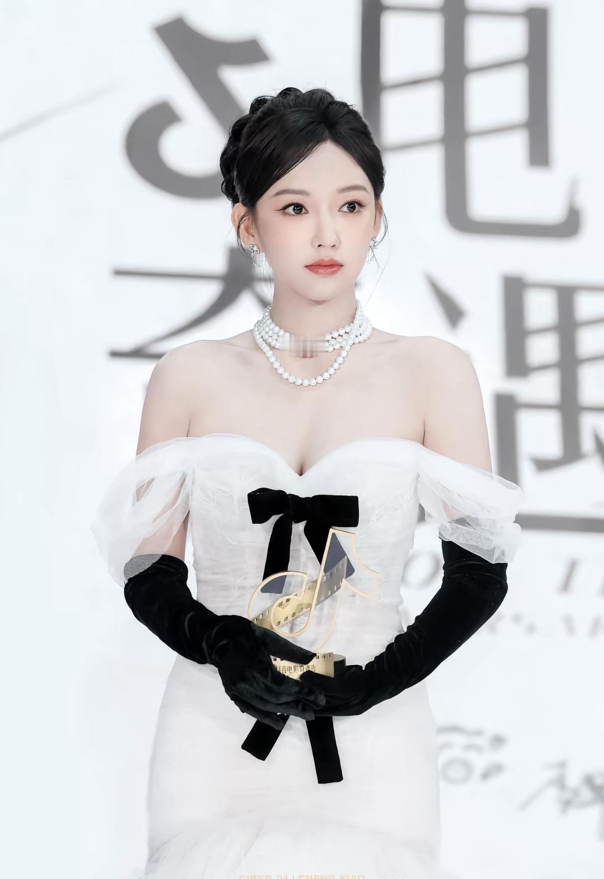 星光璀璨，优雅绽放。程潇惊艳全场，期待与陈晓更多精彩同框[赞]程潇优雅亮相，星光